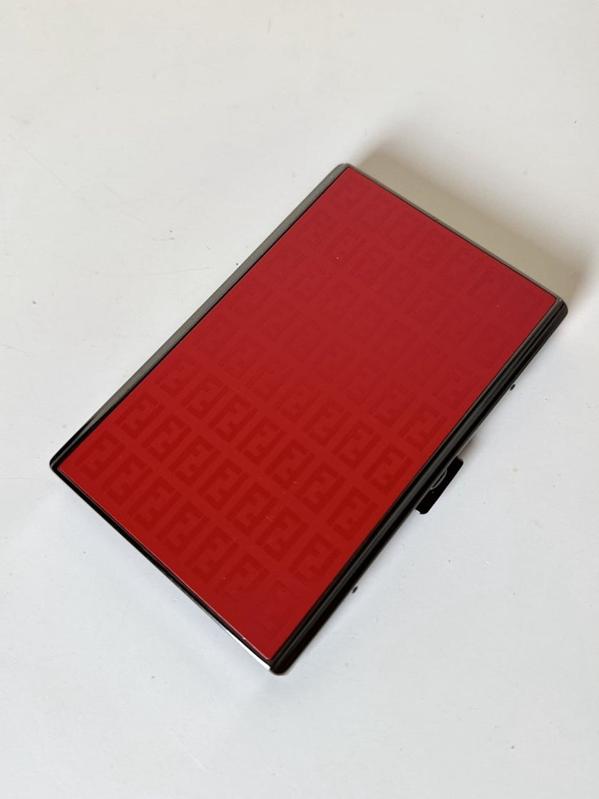 Porta sigarette-carte di credito-biglietti da visita vintage Fendi in metallo con motivo FF in smalto rosso