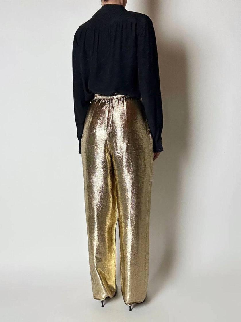 Camicia vintage in seta nera Yves Saint Laurent con logo YSL allover e bottoni in Jet