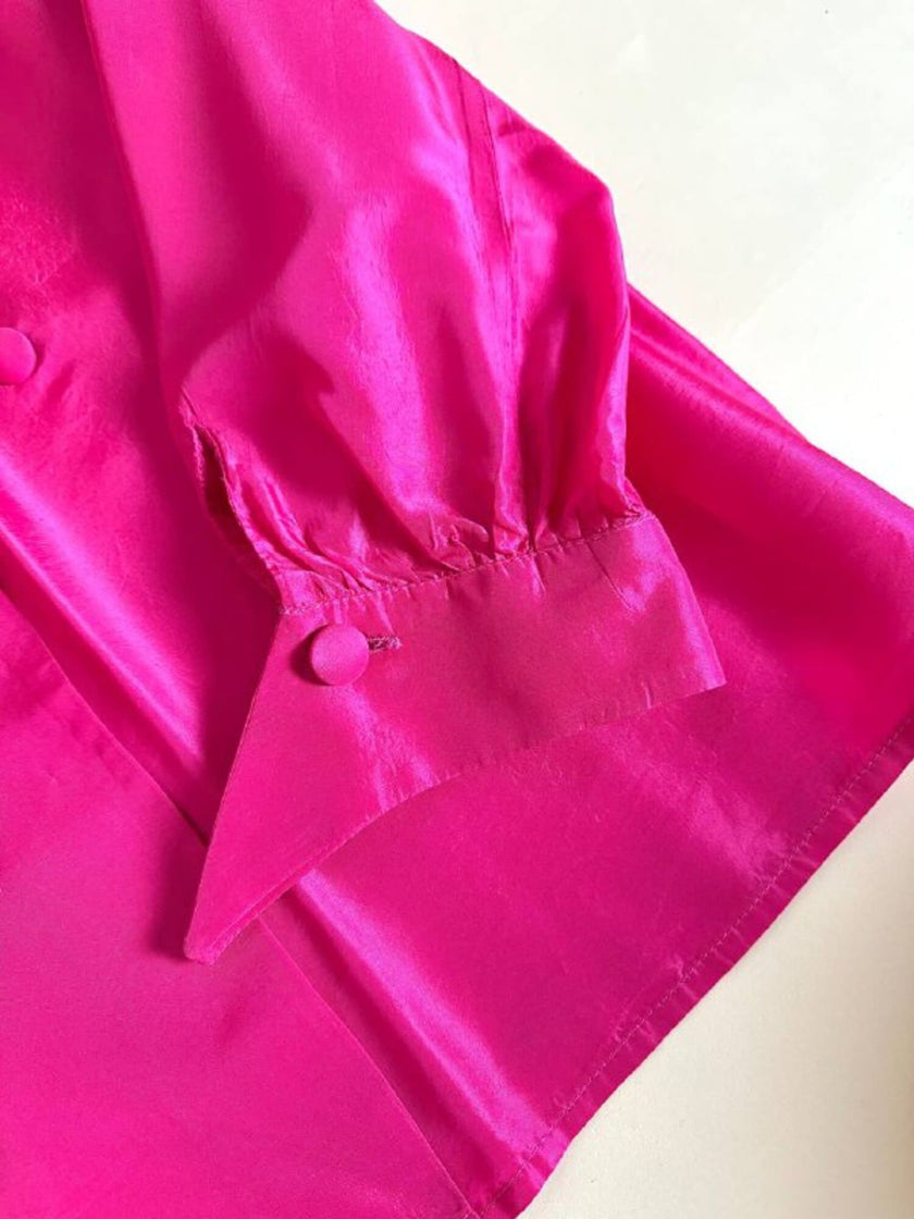 Camicia in taffetà fucsia con chiusura asimmetrica e rosa nel colletto “La Troupe”
