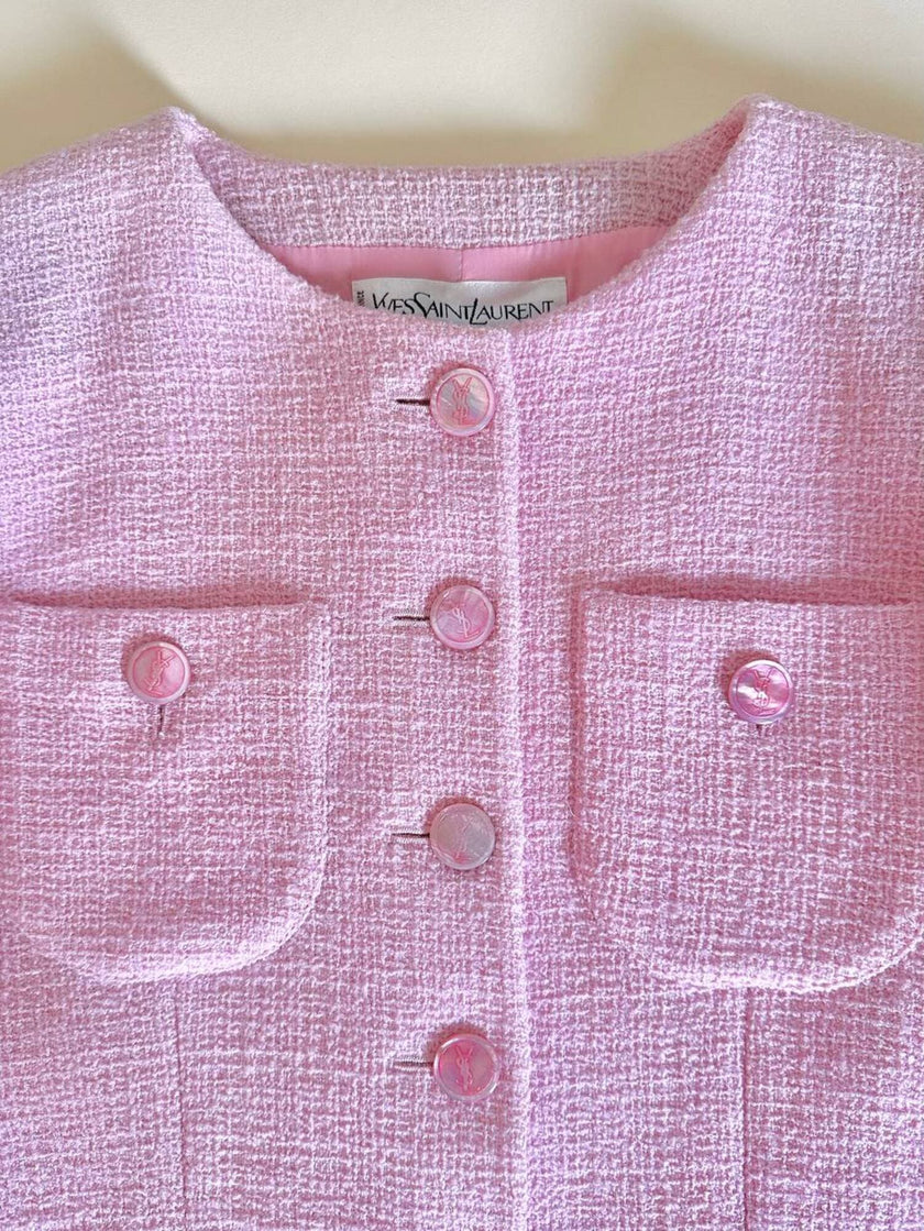 Blazer in lana bouclé rosa con bottoni gioiello logati in madreperla “Yves Saint Laurent”