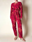 Jumpsuit sartoriale a fantasia floreale nei toni del rosso e maxi bottoni