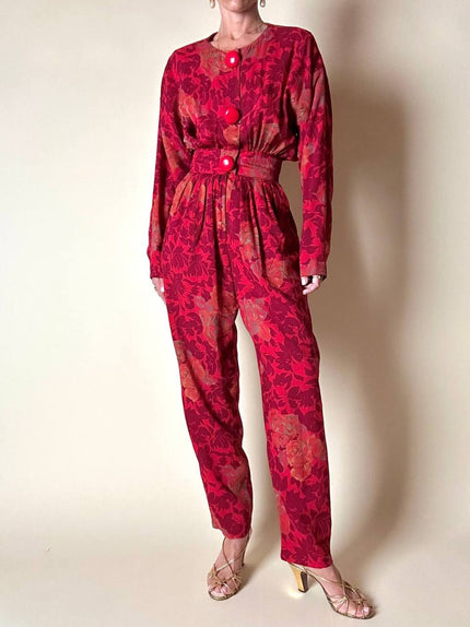 Jumpsuit sartoriale a fantasia floreale nei toni del rosso e maxi bottoni