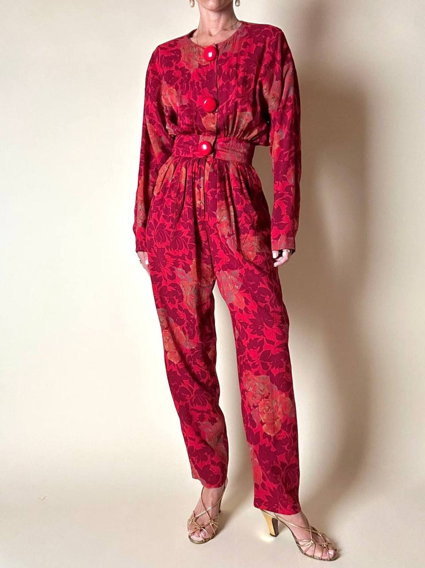 Jumpsuit sartoriale a fantasia floreale nei toni del rosso e maxi bottoni