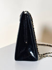Borsa vintage in pelle nera lucida stampa coccodrillo con manici in catena oro