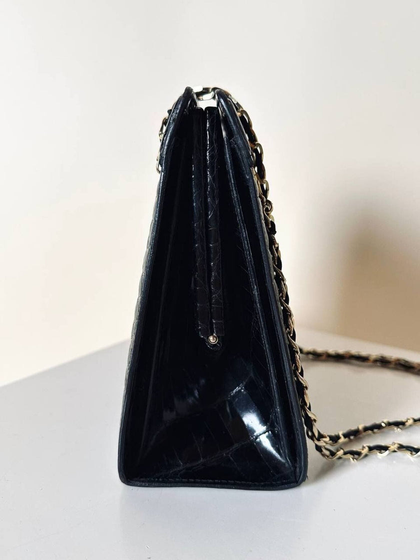 Borsa vintage in pelle nera lucida stampa coccodrillo con manici in catena oro