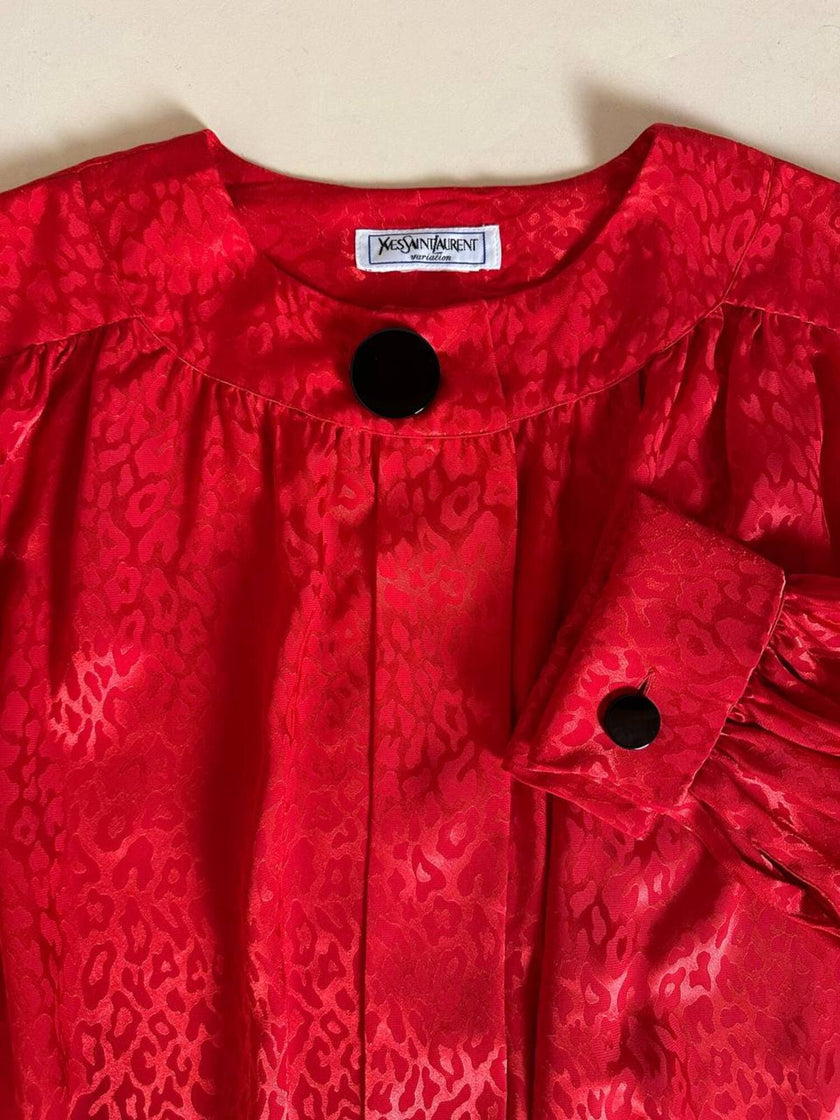 Camicia vintage Yves Saint Laurent in raso jaquard rosso con bottoni neri