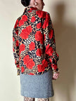 Camicia in seta leopardata con rose rosse e dettagli barocchi “Laurèl”