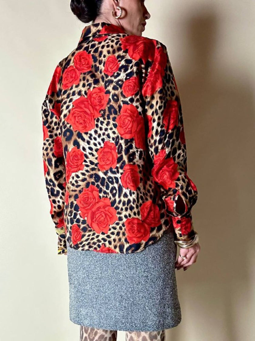 Camicia in seta leopardata con rose rosse e dettagli barocchi “Laurèl”