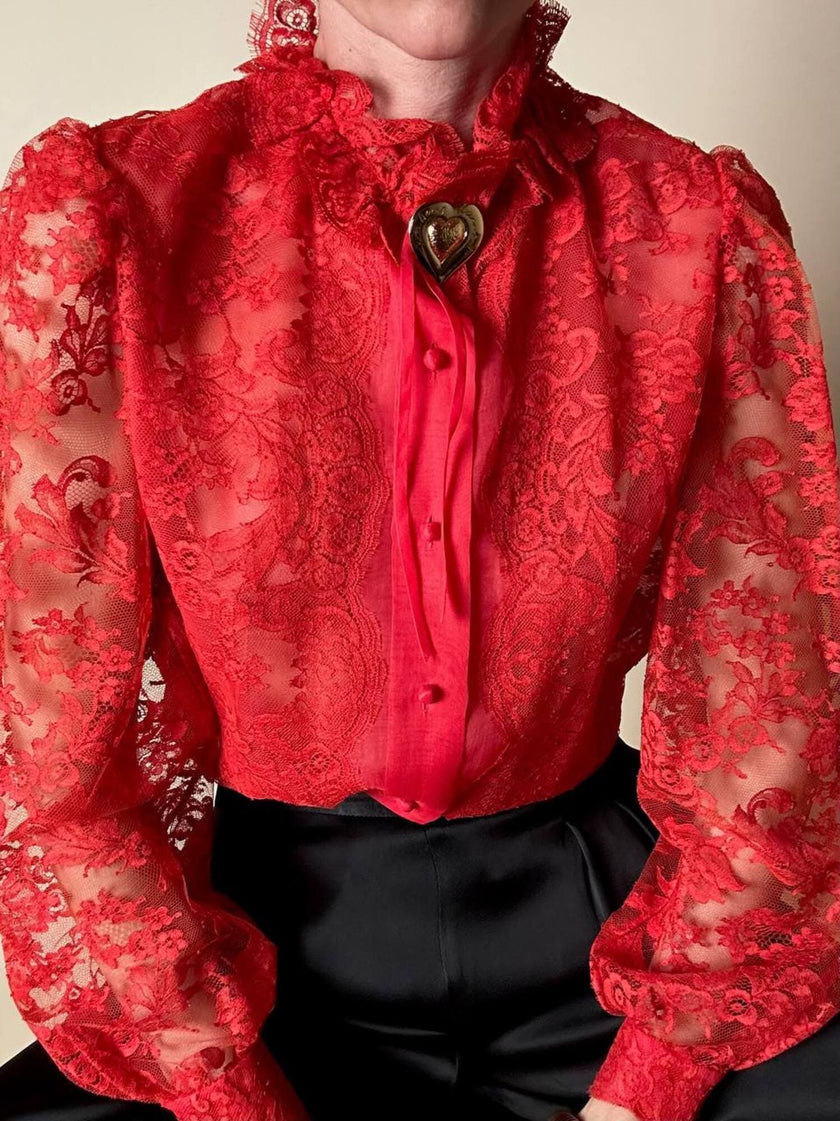 Camicia sartoriale in pizzo chantilly e organza di seta rossa