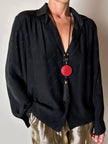 Camicia vintage in seta nera Yves Saint Laurent con logo YSL allover e bottoni in Jet