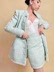 Tailleur sartoriale haute couture in tweed verde acqua marina con maxi bottoni gioiello