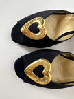 Sandali vintage Yves Saint Laurent in Crêpe de Chine nero con maxi cuori dorati