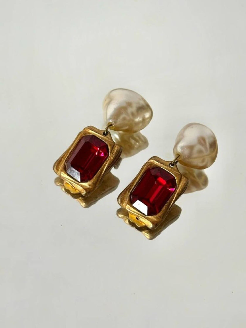 Orecchini vintage a clip con cristalli rosso rubino e perle barocche pendenti