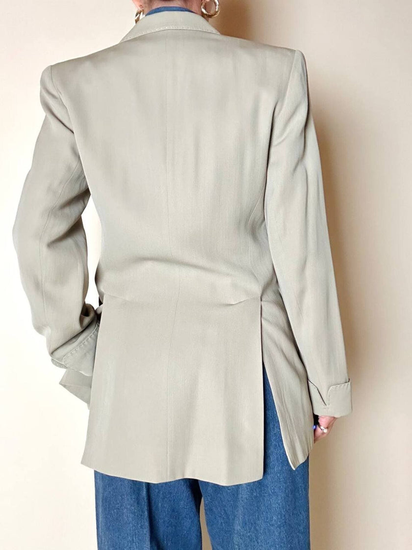 Blazer doppiopetto Ēlectre in rasato di lana beige con taglio ricercato e impunture in tinta