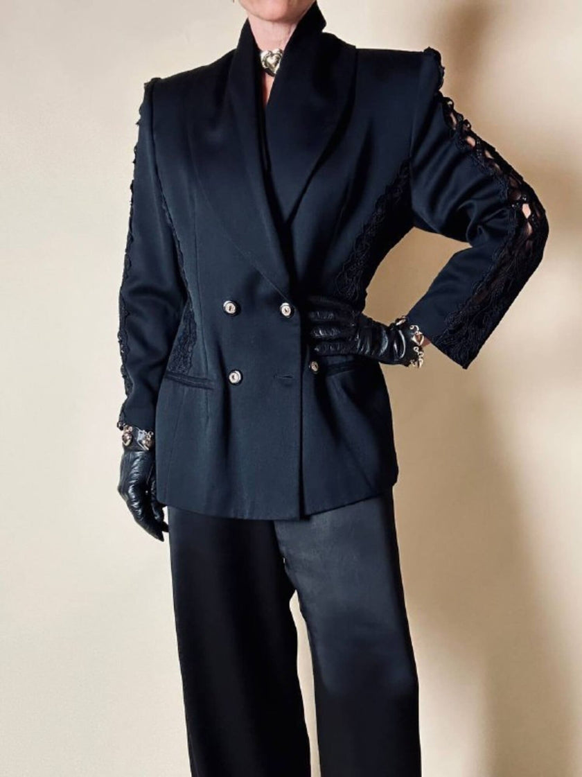 Blazer nero con inserti di pizzo macramè 