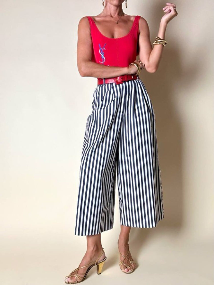 Pantalone gaucho a righe verticali bianco e blu con abbottonatura laterale asimmetrica