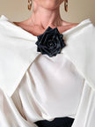 Blusa vintage Yves Saint Laurent bianca con grande balza e rosa nera
