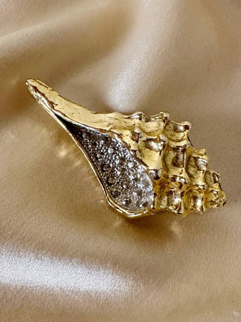 Spilla dorata con strass a forma di conchiglia Bolinus