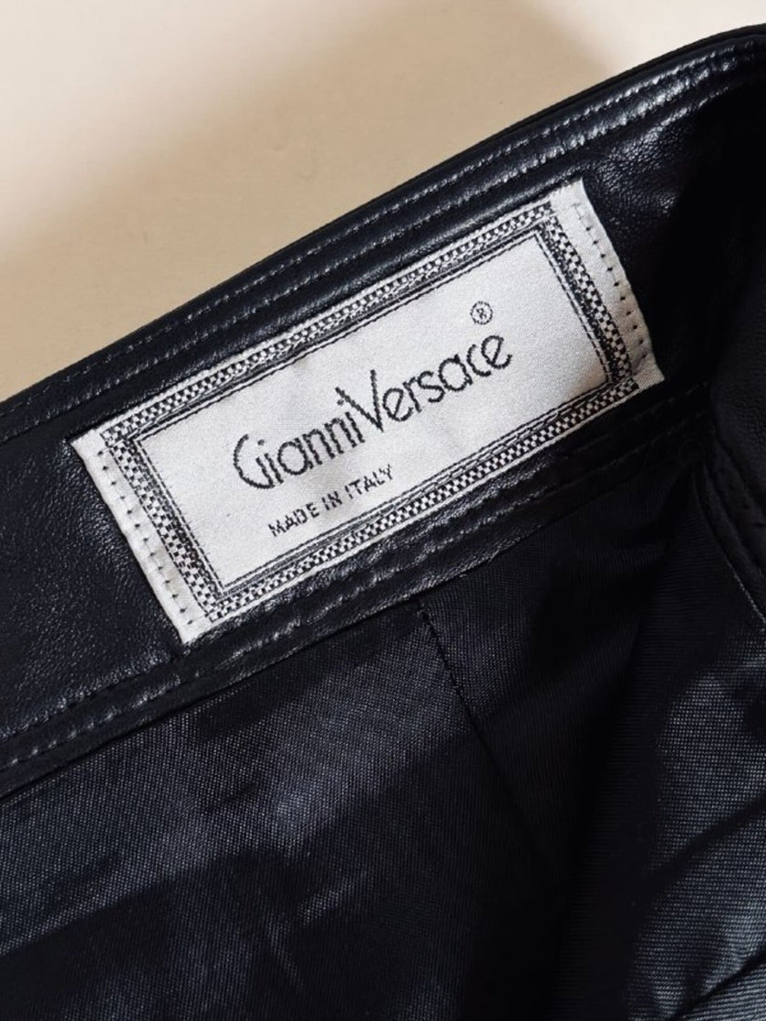 Minigonna a vita alta in pelle nera “Gianni Versace”