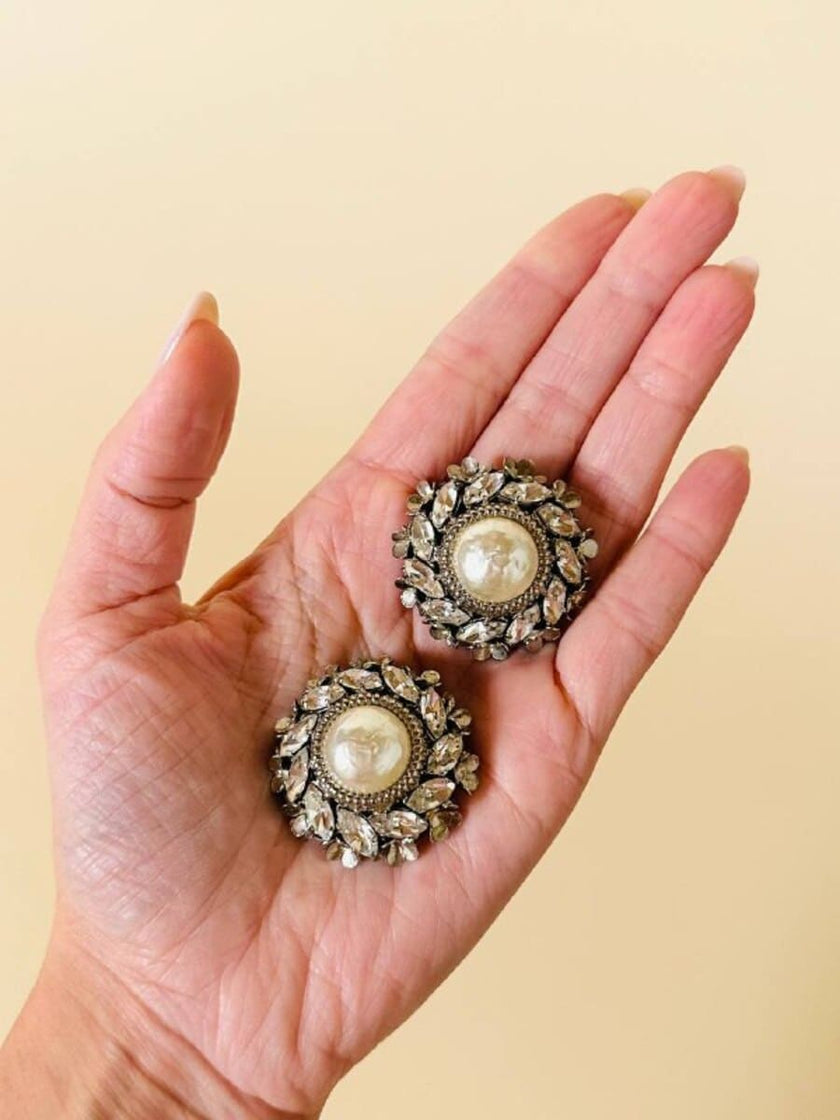 Clip a bottone in metallo argento con strass e perle cabochon
