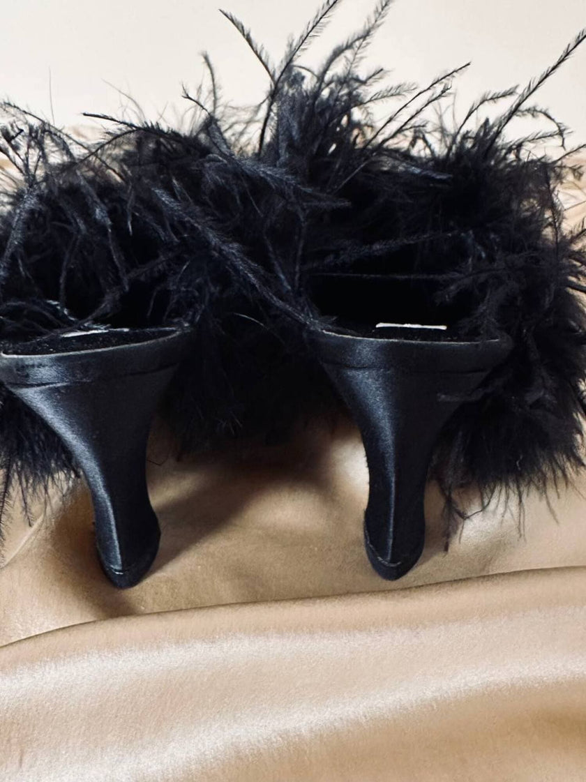Sabot in raso di seta nero e piume di struzzo