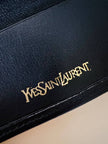 Porte-clés trifold Yves Saint Laurent en cuir noir avec détails dorés et logo YSL embossé