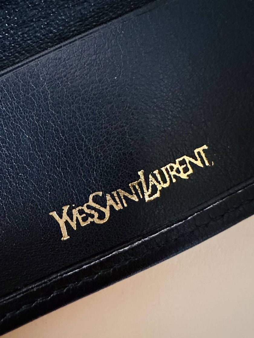 Porte-clés trifold Yves Saint Laurent en cuir noir avec détails dorés et logo YSL embossé