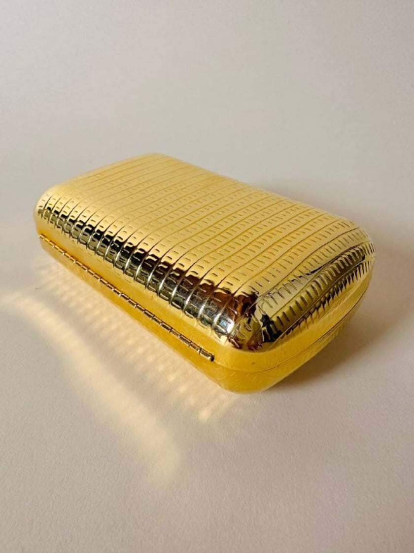 Mini clutch in metallo oro con tracolla in catena