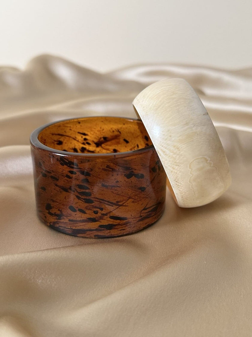 Coppia di bracciali rigidi in acrilico tartarugato e resina effetto avorio
