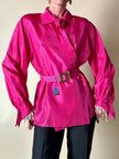 Camicia in taffetà fucsia con chiusura asimmetrica e rosa nel colletto “La Troupe”