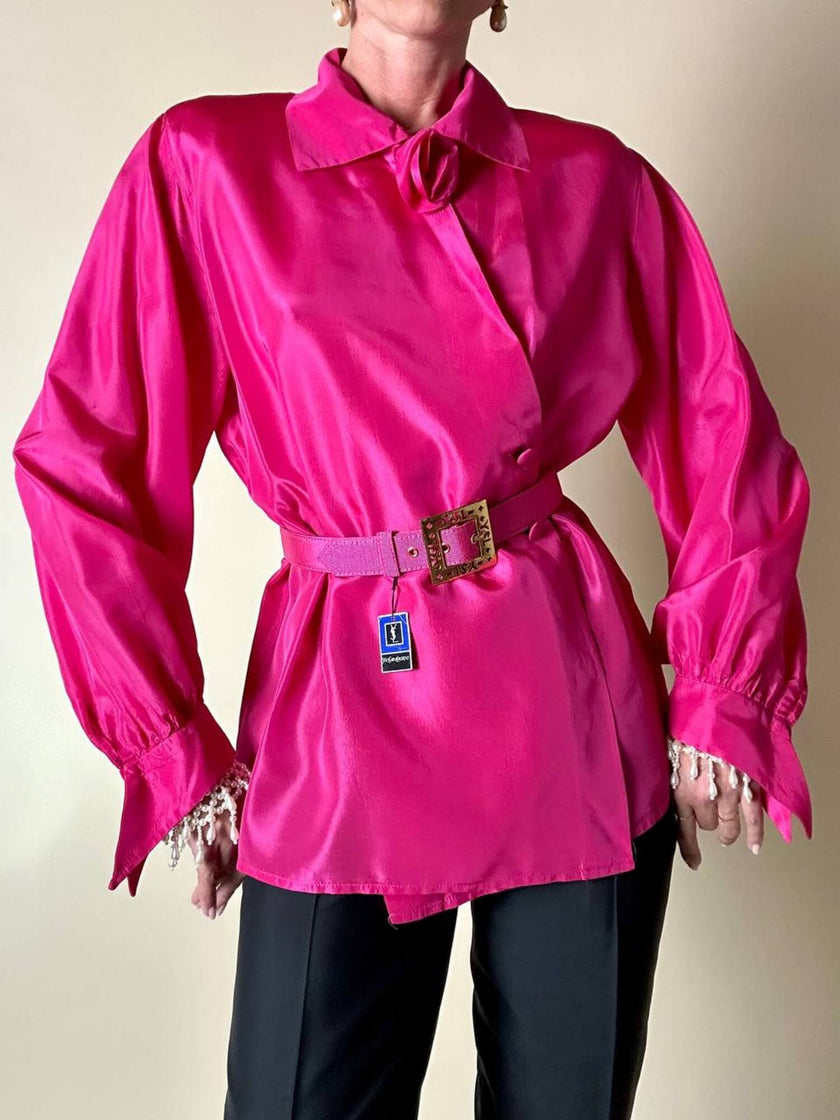 Camicia in taffetà fucsia con chiusura asimmetrica e rosa nel colletto “La Troupe”