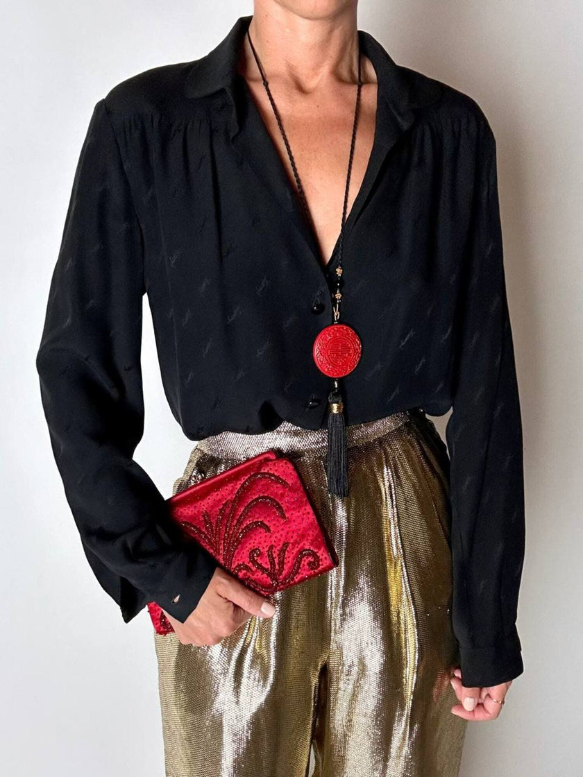 Camicia vintage in seta nera Yves Saint Laurent con logo YSL allover e bottoni in Jet