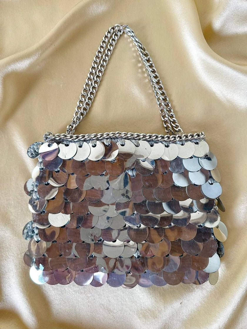 Parure composta da clip e mini bag in paillettes argento
