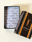 Portachiavi trifold Yves Saint Laurent in pelle rosso granata con dettagli dorati e logo YSL a caldo