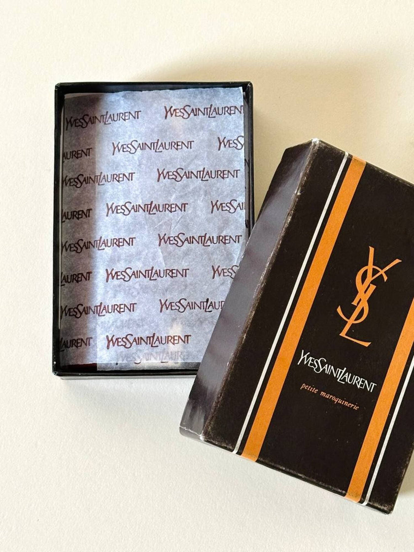 Portachiavi trifold Yves Saint Laurent in pelle rosso granata con dettagli dorati e logo YSL a caldo