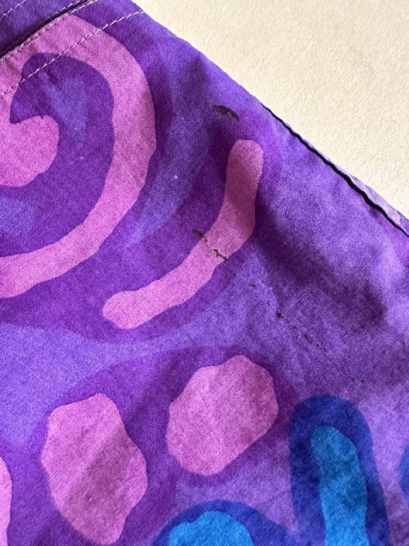 Mehrfarbiges Kleid mit abstraktem Muster in Violett und passendem Gürtel „Livio De Simone“