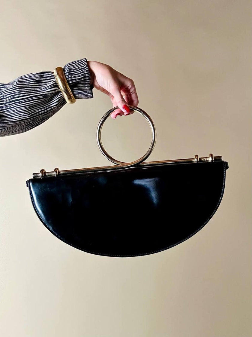 Borsa in vernice nera con manico design in metallo oro