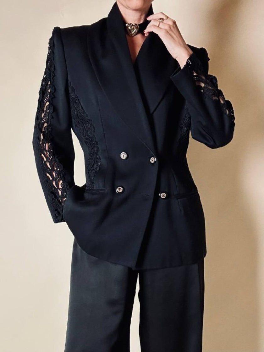 Blazer nero con inserti di pizzo macramè 