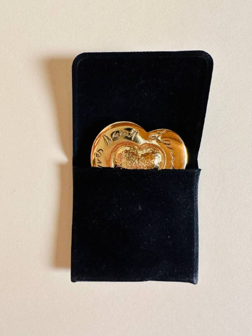Goldfarbene herzförmige Brosche 