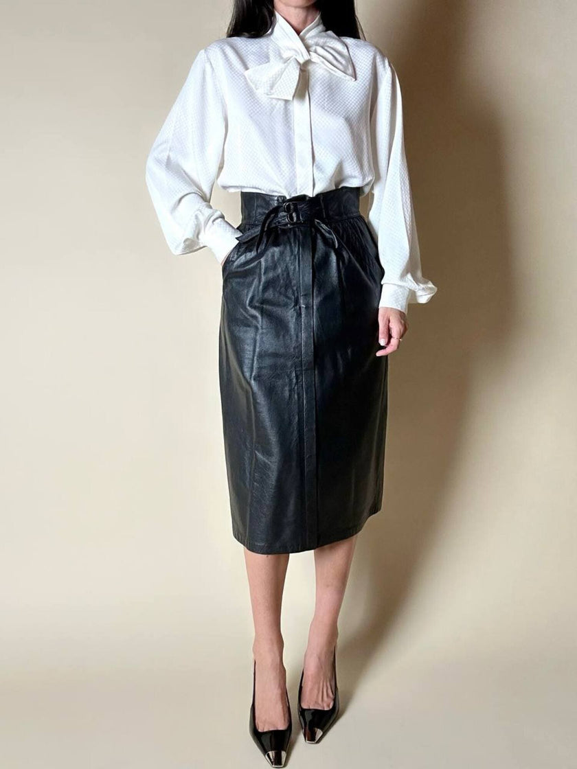 Gonna longuette vintage in pelle nera con cinturini regolabili in vita