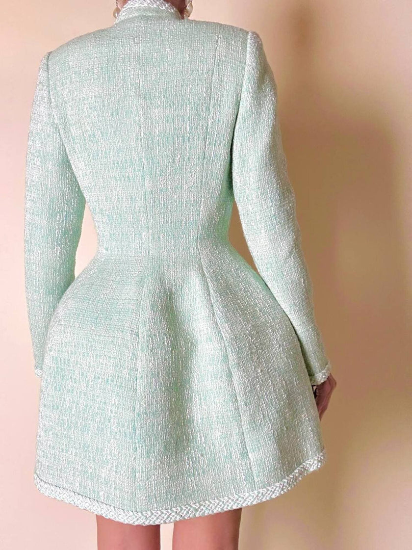 Tailleur sartoriale haute couture in tweed verde acqua marina con maxi bottoni gioiello