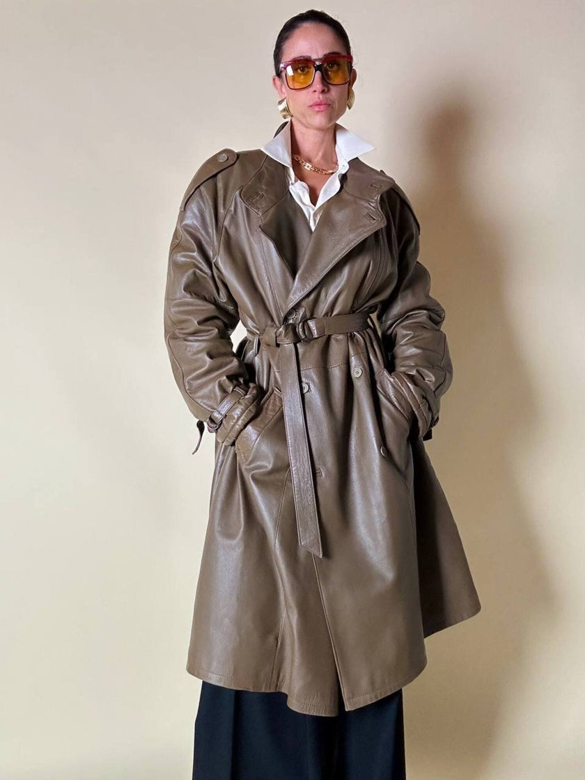 Trench doppiopetto in pelle color fango con interno imbottito