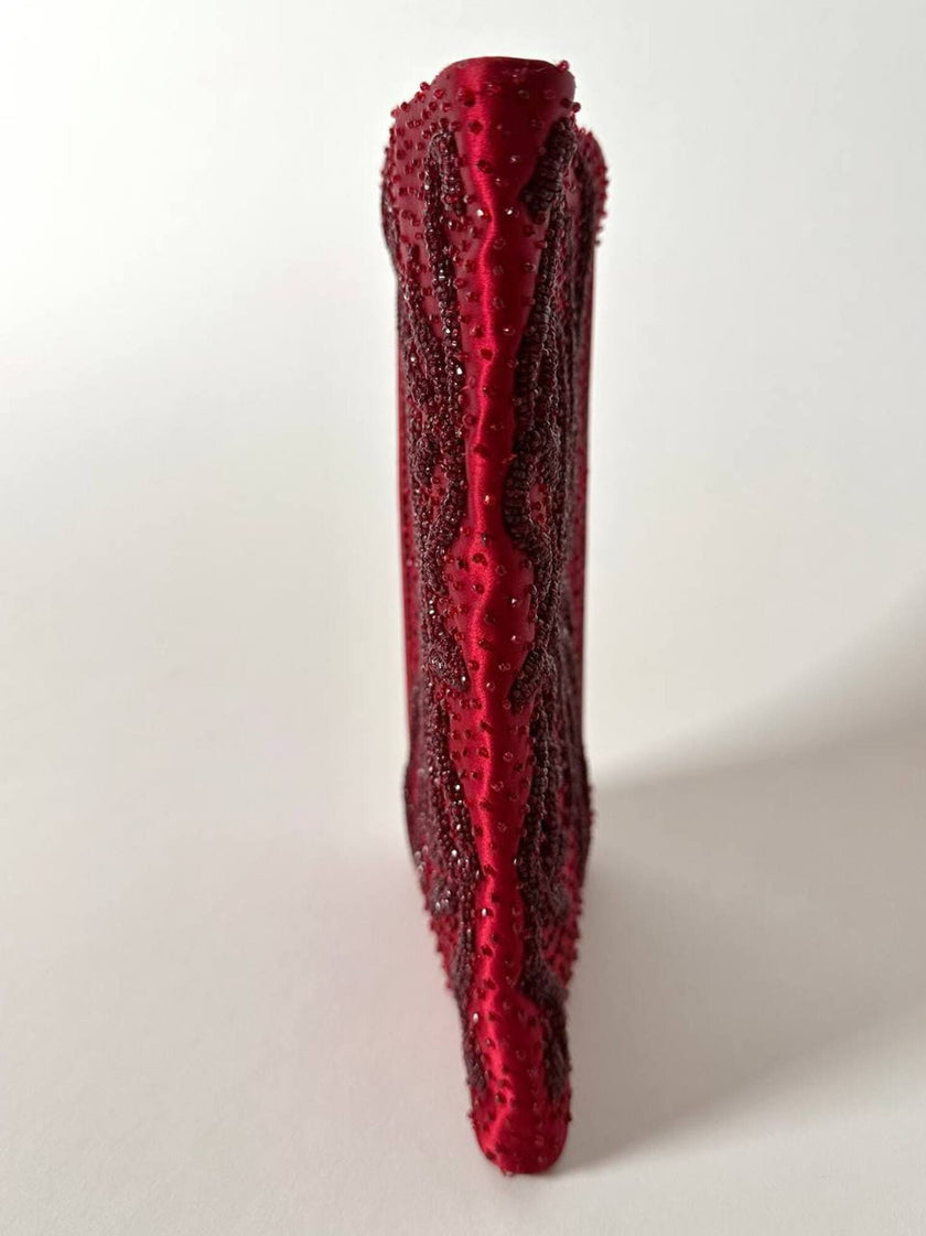 Pochette vintage in seta rosso cardinale ricamata con perline tono su tono