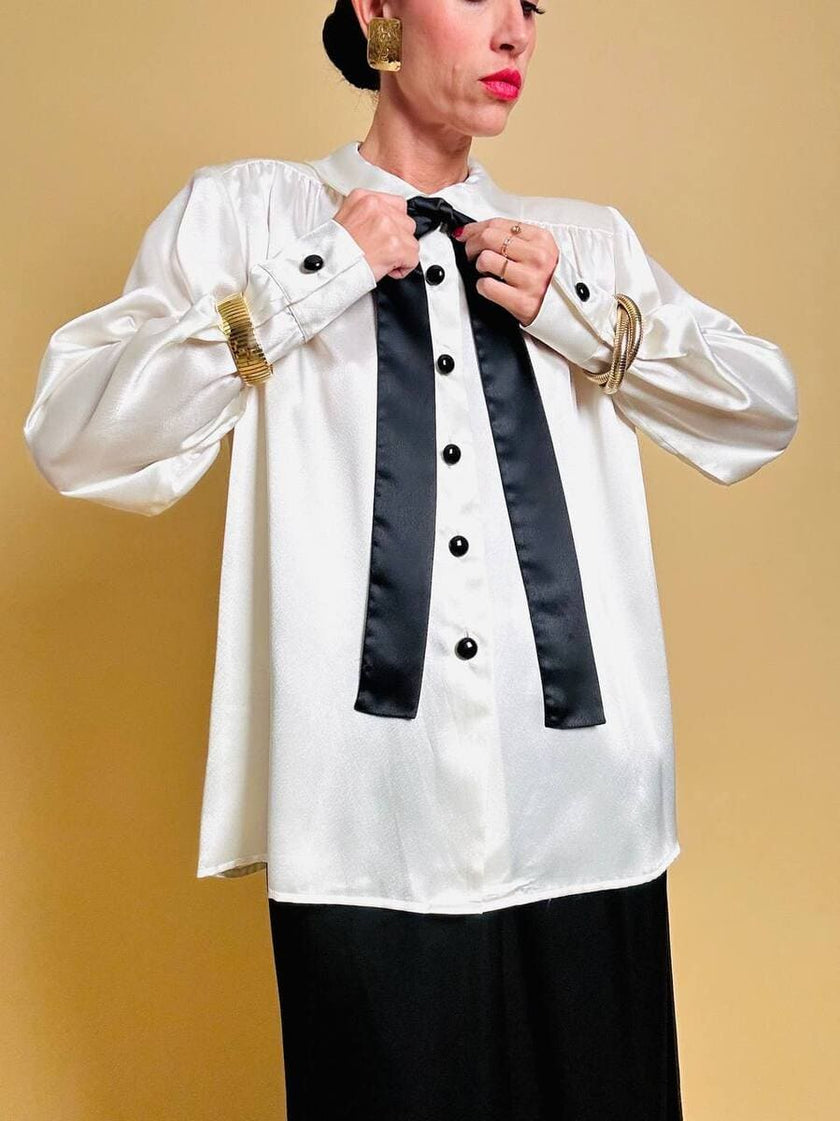 Camicia in raso bianco con fiocco nero “Yves Saint Laurent”