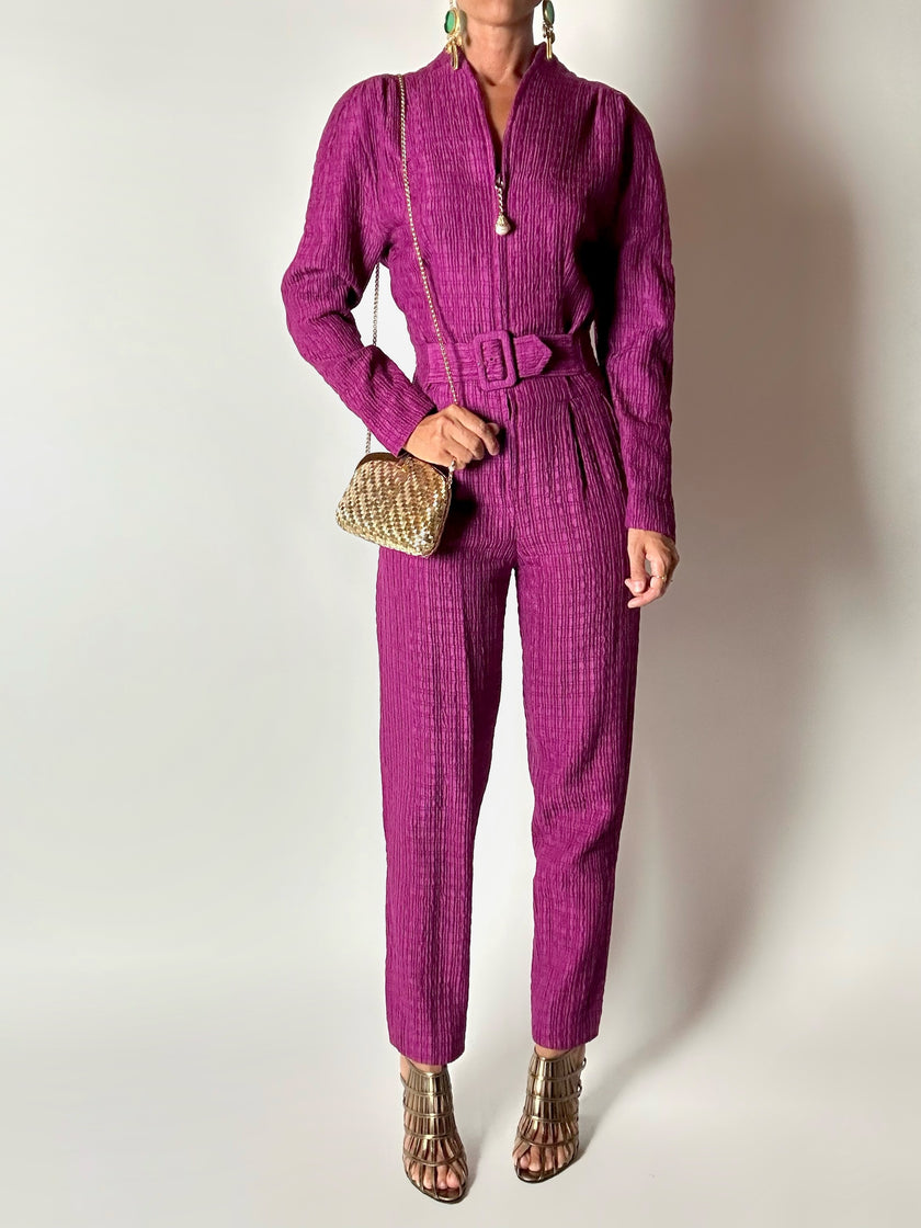 Jumpsuit vintage sartoriale in seta goffrata viola con cinturino in vita