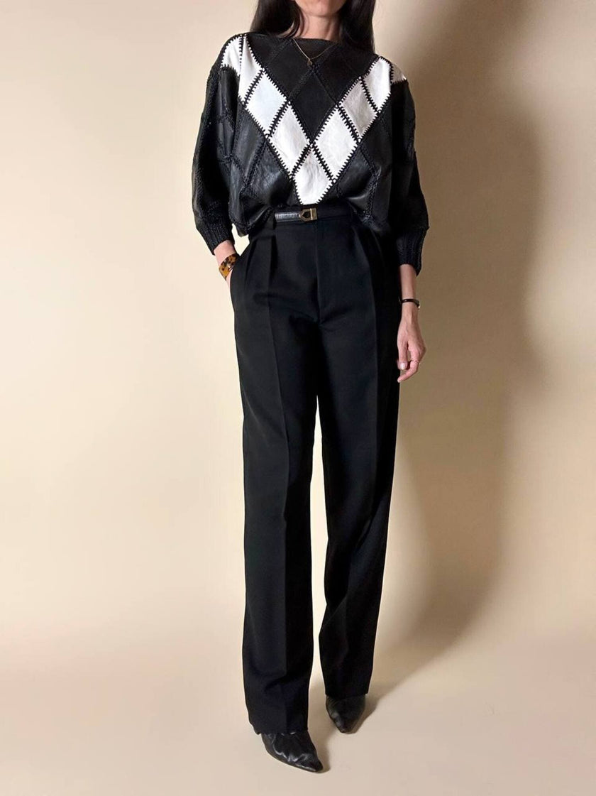 Blusa vintage in pelle nera e bianca patchwork con lavorazione crochet e maniche a pipistrello
