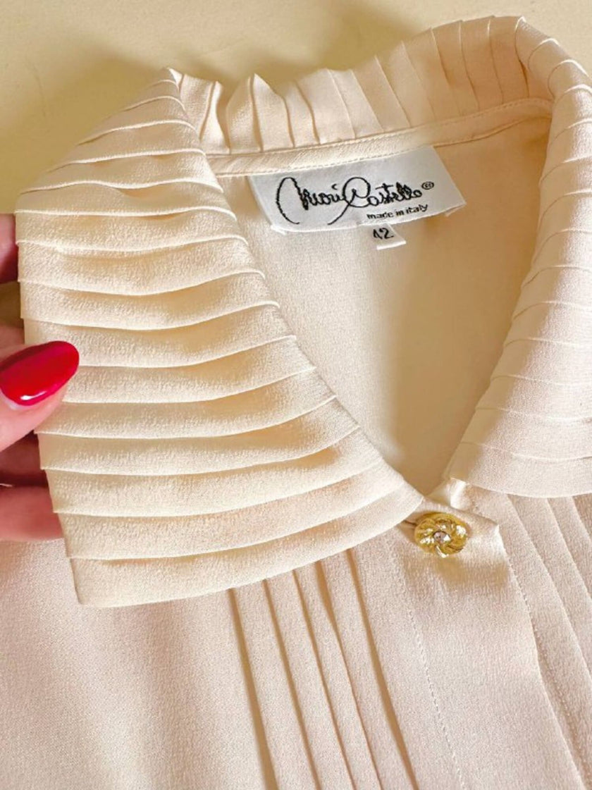 Camicia in seta avorio con dettagli plissé e bottoni gioiello “Mori Castello”