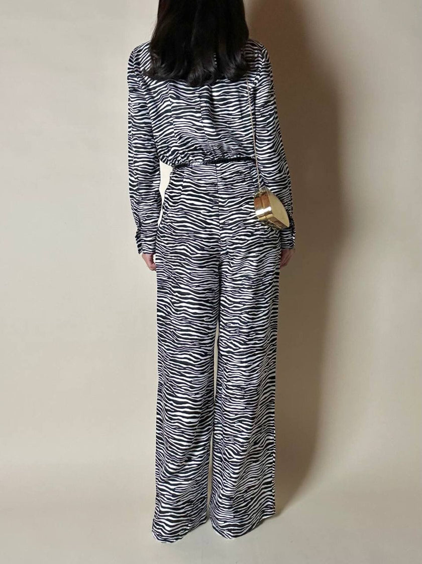 Jumpsuit in seta fantasia zebrata con maxi fiocco al collo