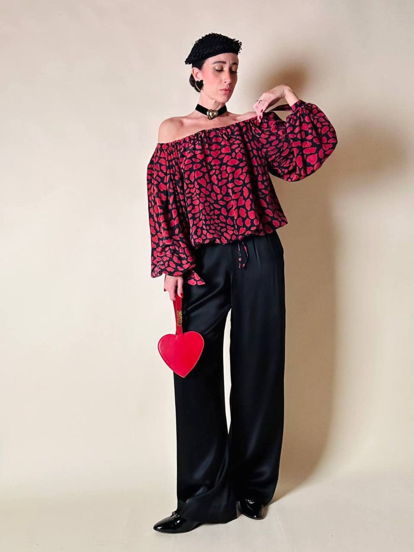 Blusa in seta nera con bocche e cuori rossi “Yves Saint Laurent”