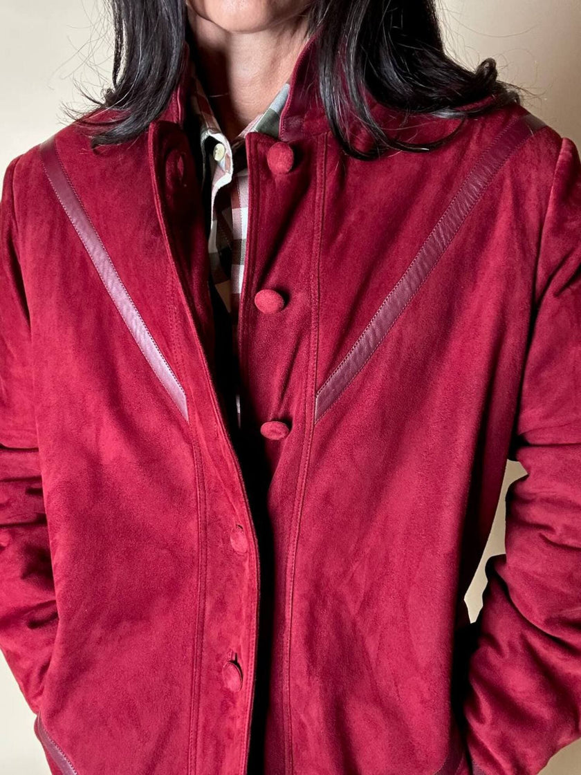 Giacca in suede borgogna con riporti in pelle e con interno in lana mélange in tinta
